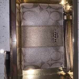 NEW NEVER USED STILL TIED INTO BOX Gorgeous Coach wristlet